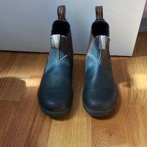 Blundstone Women’s Original Chelsea Boots (#500) in Stout Brown
